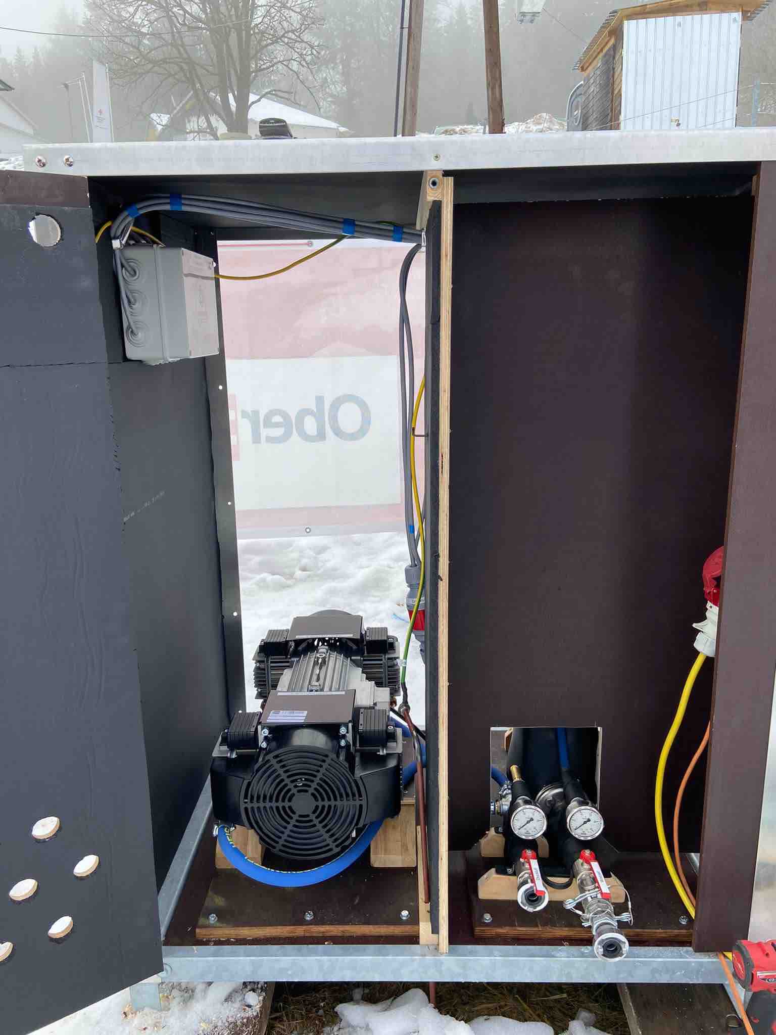 Technische Vorderansicht der Power Unit mit geöffneter Tür